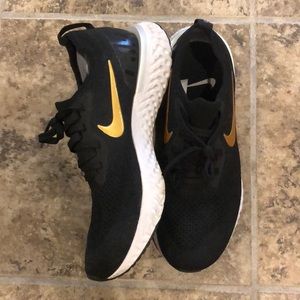 NIKE SNEAKERS